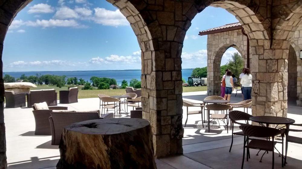 Beautiful Lake View Studio Condo At The Shores Traverse City Exteriör bild